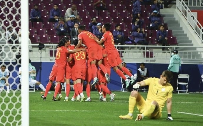 亚洲足坛豪强交锋：胜负悬念引发球迷热议