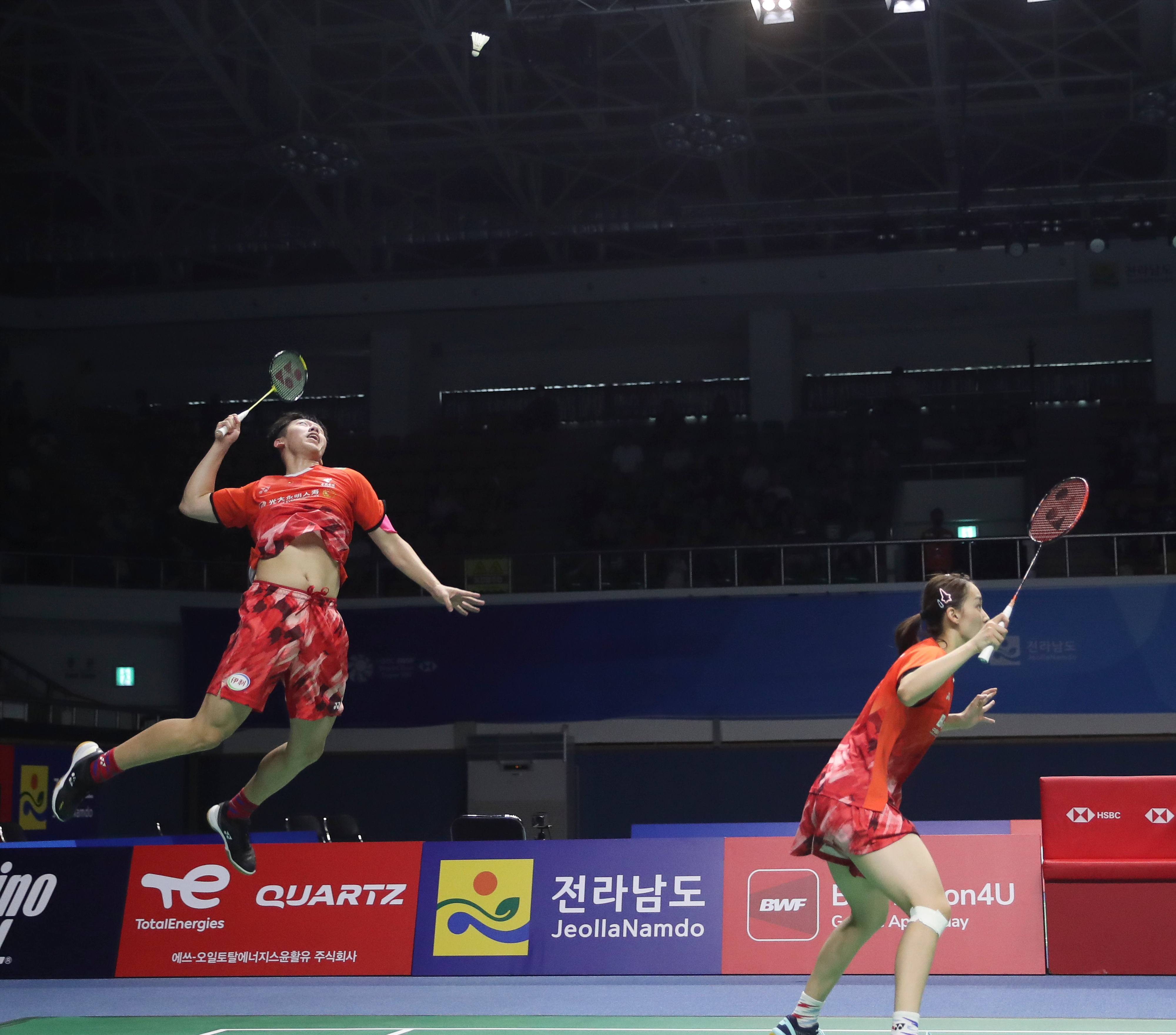 韩国羽毛球选手在半决赛中胜出