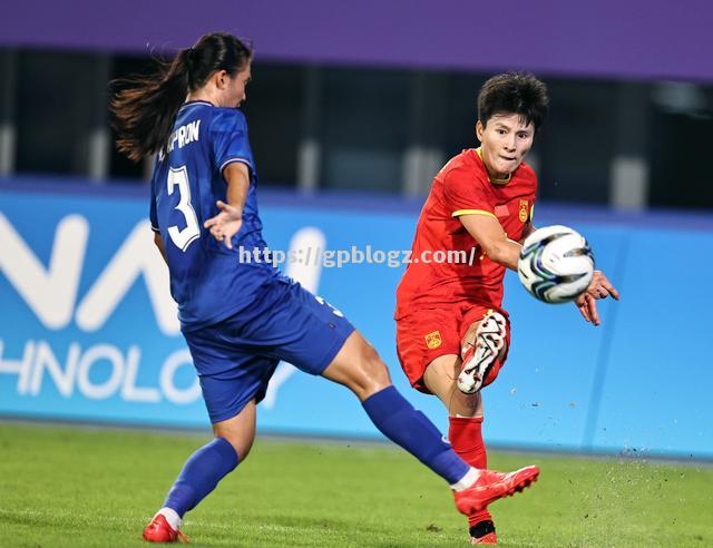 肯尼亚女足球员在比赛中展现出团队精神 肯尼亚女足球员在比赛中展现出团队精神