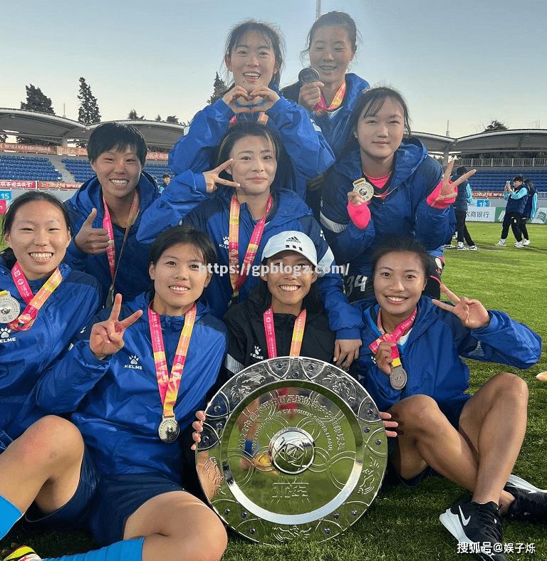 肯尼亚女足球员在比赛中展现出团队精神 肯尼亚女足球员在比赛中展现出团队精神