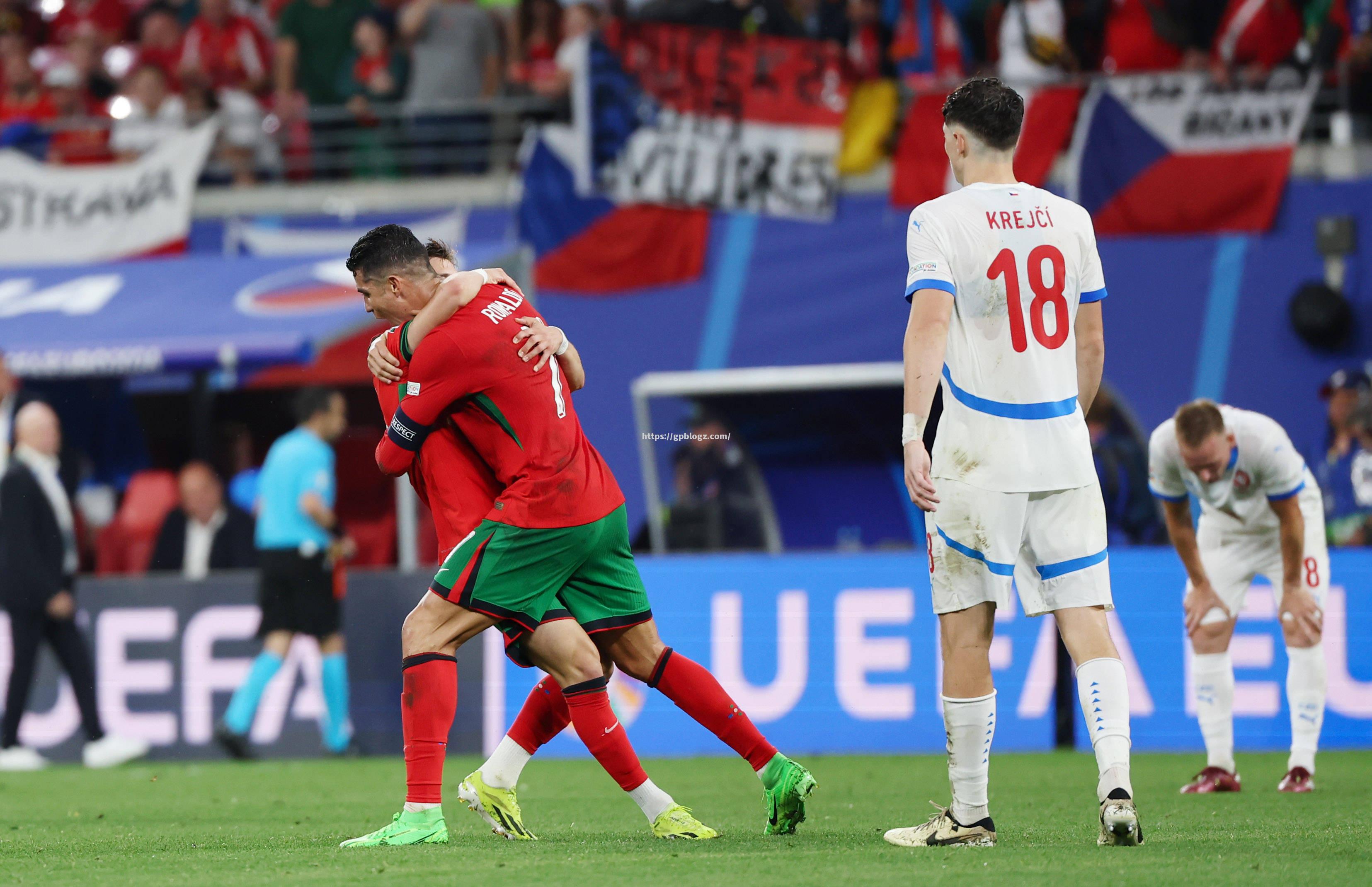 欧洲足球冠军联赛小组赛战局激烈 欧洲足球冠军联赛小组赛战局激烈