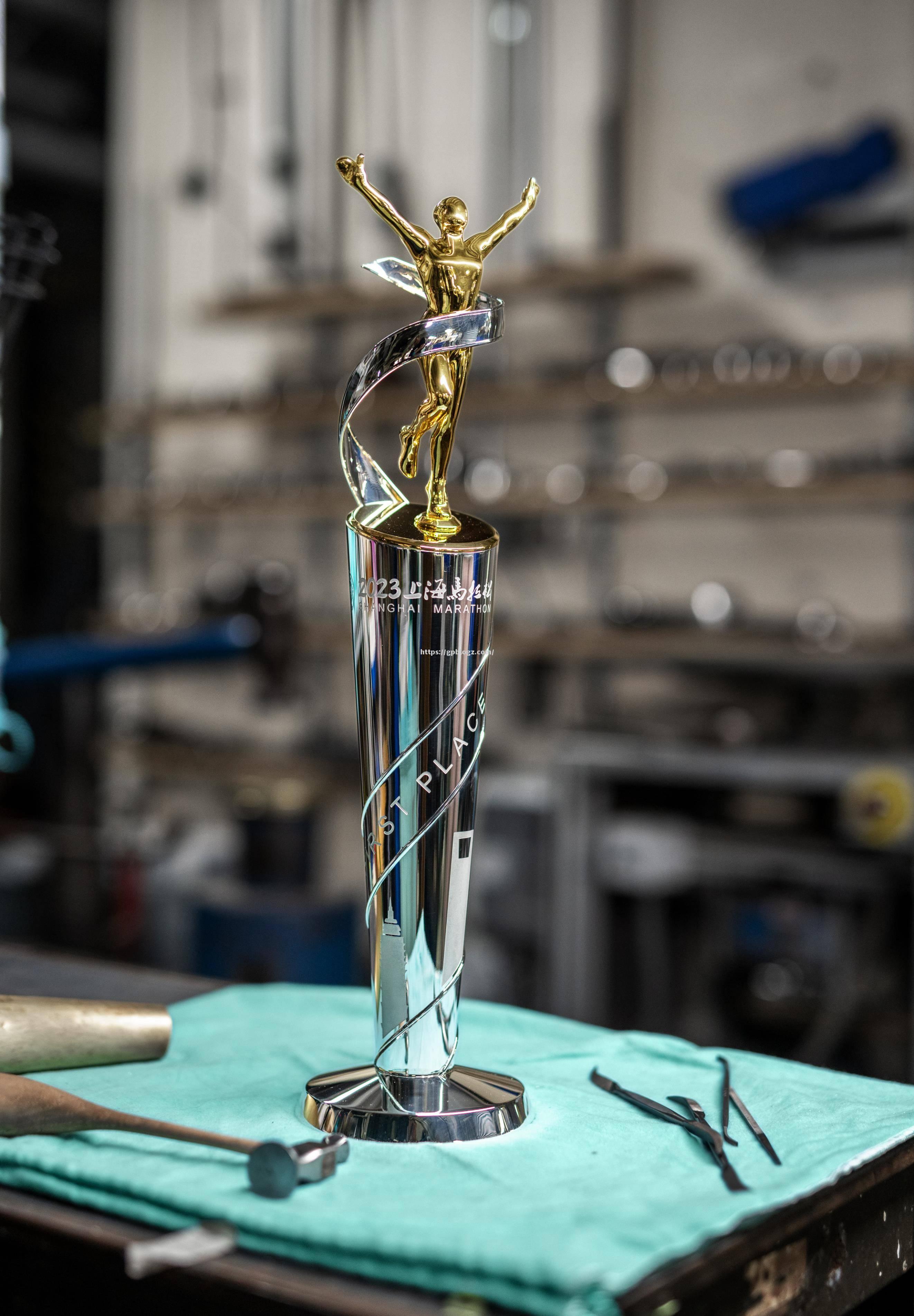 足球场上风起云涌,谁能捧起胜利的奖杯? 足球场上风起云涌,谁能捧起胜利的奖杯?