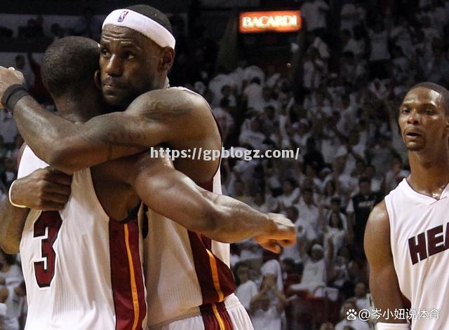 篮球明星擦肩而过,球场氛围火爆燃情 篮球明星擦肩而过,球场氛围火爆燃情