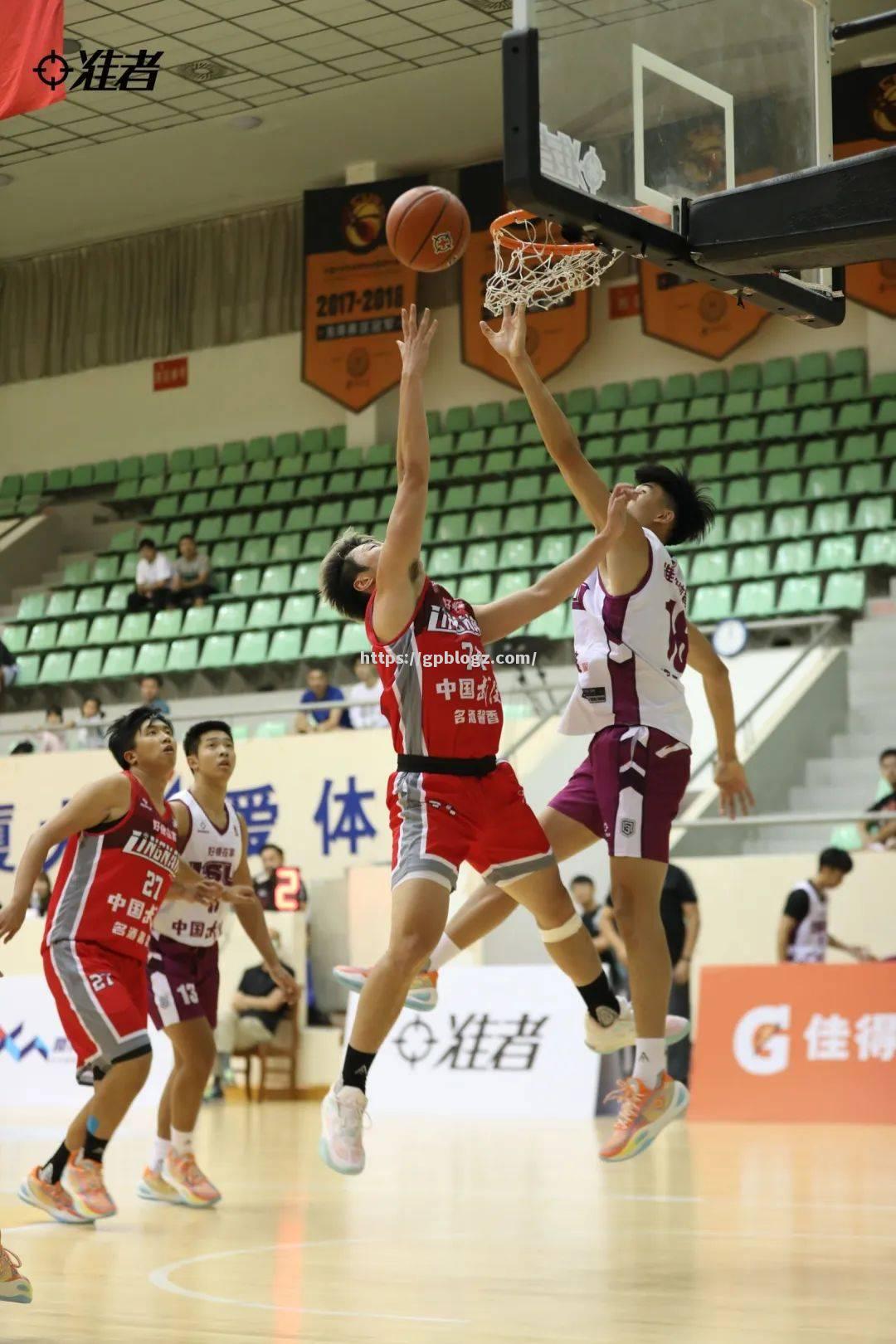 篮球明星擦肩而过,球场氛围火爆燃情 篮球明星擦肩而过,球场氛围火爆燃情