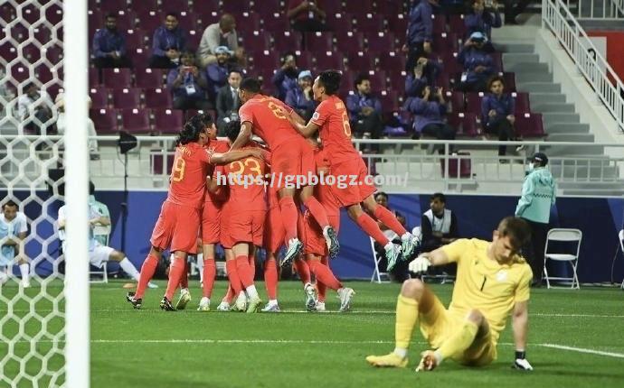 亚洲足坛豪强交锋：胜负悬念引发球迷热议