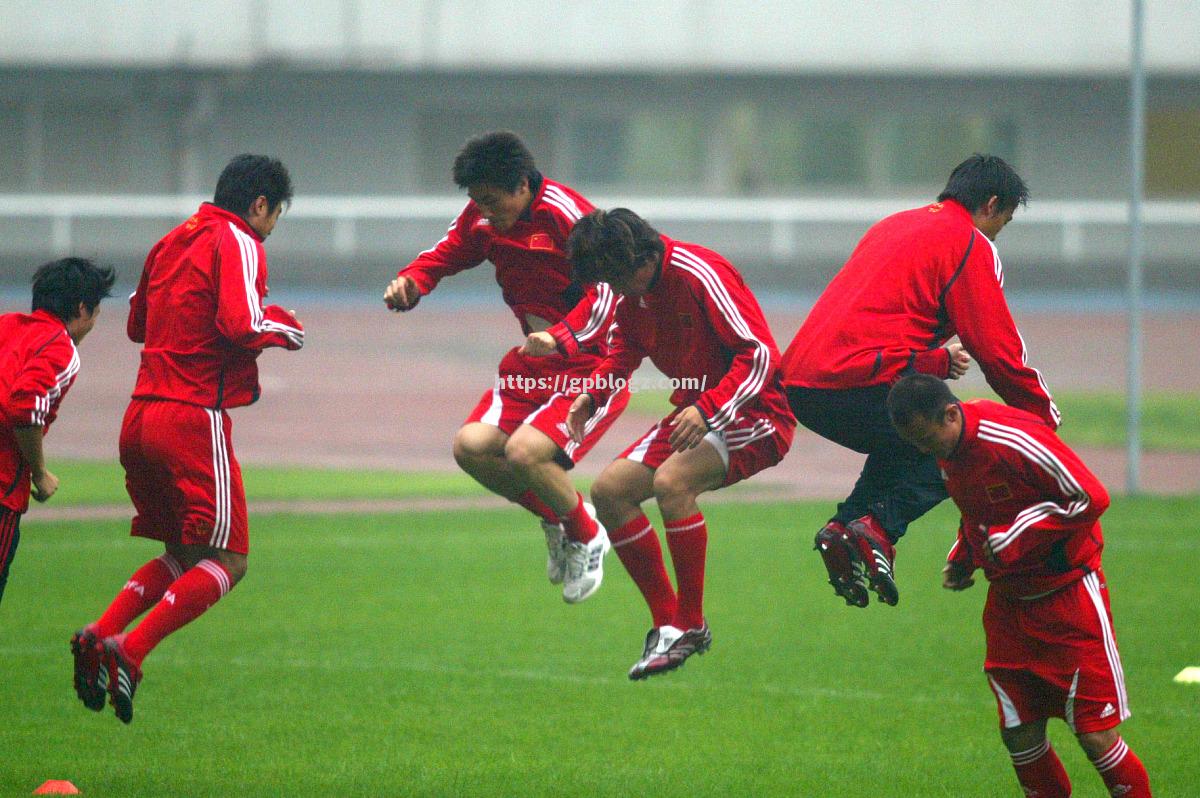 亚洲足坛豪强交锋：胜负悬念引发球迷热议