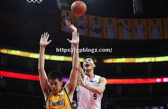 河南建业主场大胜，稳固中游位置