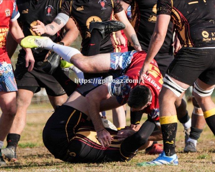 橄榄球比赛场上一触即发引人入胜