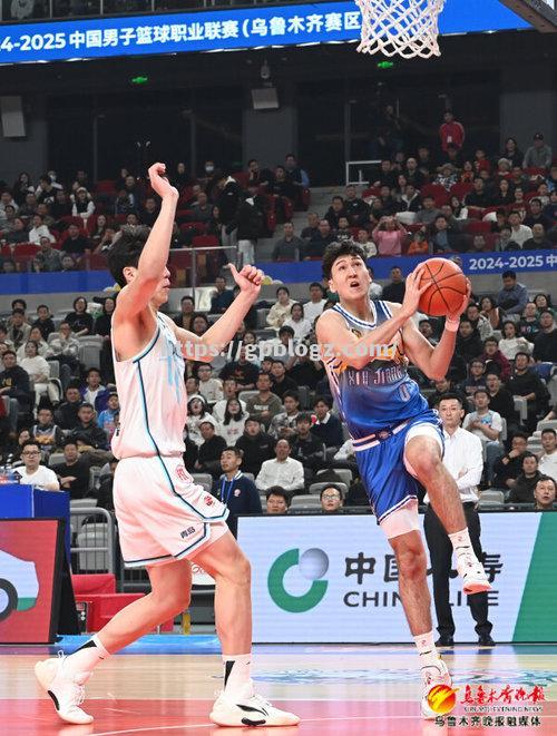 南宫娱乐-新疆男篮在主场大胜，继续保持领先